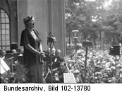 1932 - noch war Berlin eine einzigartige Kulturmetropole, in der auch viele jdische Knstler eine wichtige Rolle spielten. Gitta Alpar (ung.-jdische Sngerin) auf einer Wohlttigkeits- Matin im Berliner Zoo.